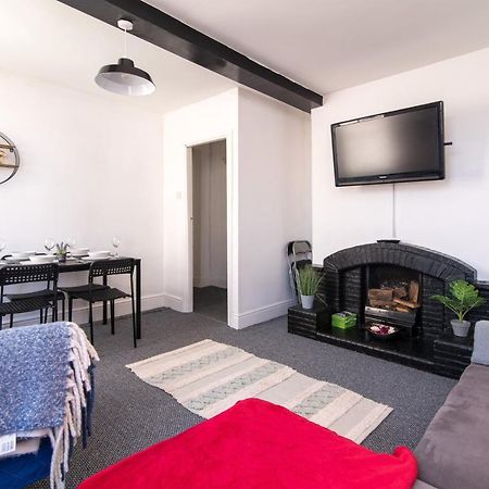 Characterful 2 Bed Apartment - Spacious & Comfy 캐슬 도닝턴 외부 사진